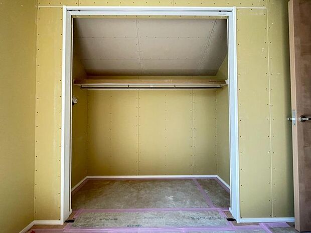 各居室にクローゼットがあり、洋服ダンスなどを置く必要がないのでお部屋を広く使えます。(2026年3月撮影)