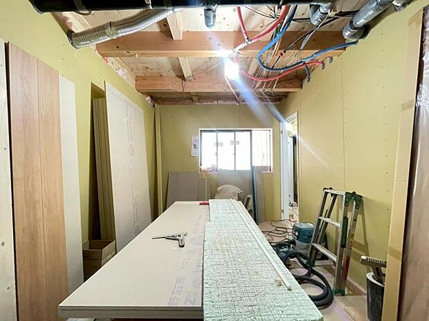 家族個々の安らぎの空間。誰もが好みで飾れるシンプルな室内に仕上げてあります。(2026年3月撮影)