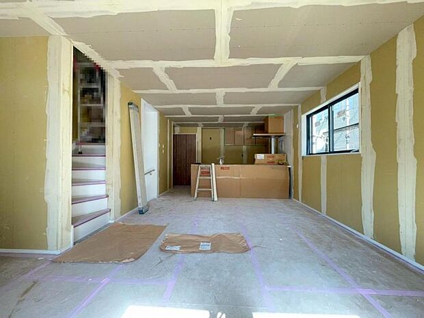 ゆったり18.9帖の広々リビング。明るさと風が入る窓配置が安らげる空間を演出します。(2026年3月撮影)