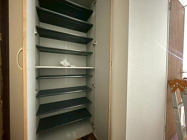 シューズボックスにはご家族みんなの靴をたっぷりの収納できます。(2026年3月撮影)