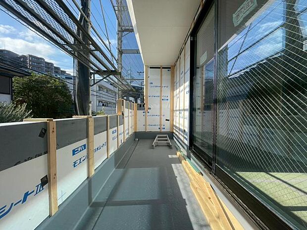 陽の光に照らされるバルコニーを、爽やかな涼風が吹き抜けていきます。(2026年3月撮影)