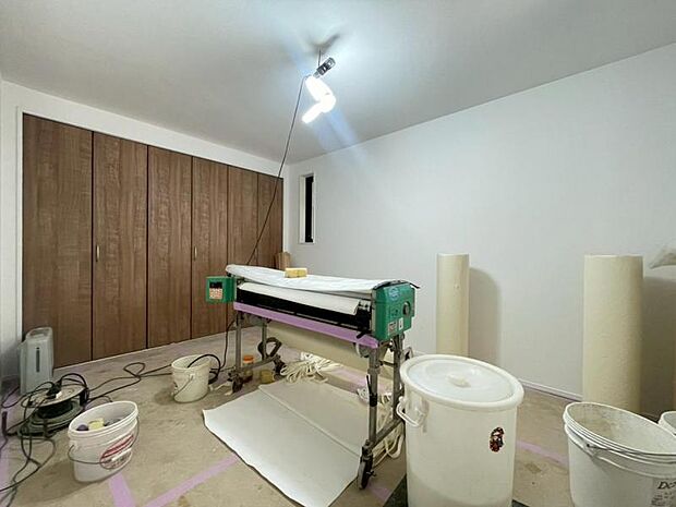 充分な収納スペースを確保。居室内に余計な家具を置く必要がないので、シンプルですっきりとした暮らしが実現しています。(2026年3月撮影)