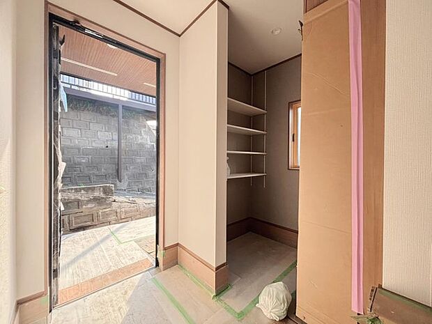 雑多な玄関でなくスッキリ空間としての家の顔にできるよう設計しました。(2026年3月撮影)