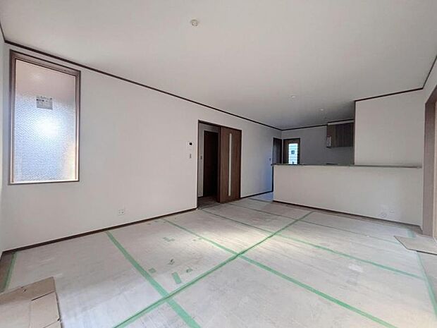 家族はもちろん友人たちもリラックス。仲間を呼び寄せる風通しの良い家。光と風が通るリビングで充実した毎日を。(2026年3月撮影)