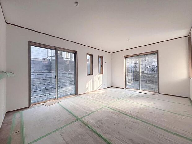 光と風があふれる開放的なリビングダイニングには、自然と家族みんなが集まってきます。(2026年3月撮影)