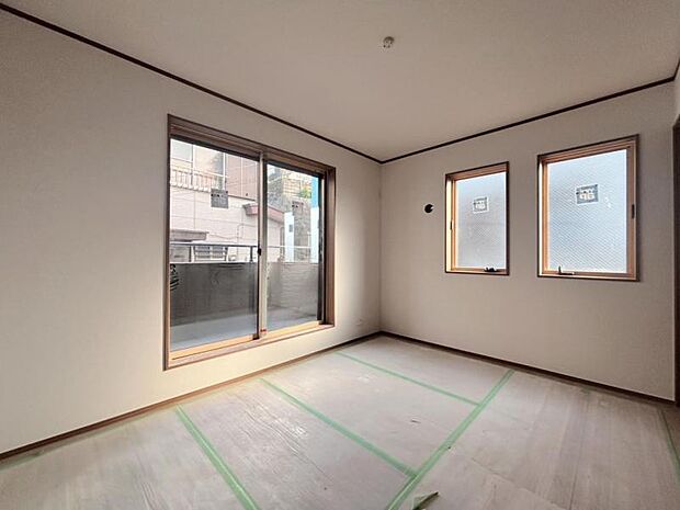 大きな窓からたっぷりと陽光が注がれる明るい空間。窓から注がれる光で家族とのコミュニケーションも明るくなりそうです。(2026年3月撮影)