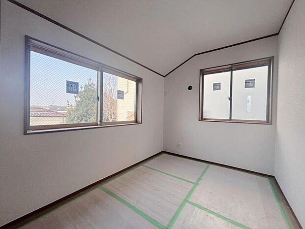 窓からたっぷりと陽光が注がれる、明るく快適なプライベート空間となっています。(2026年3月撮影)