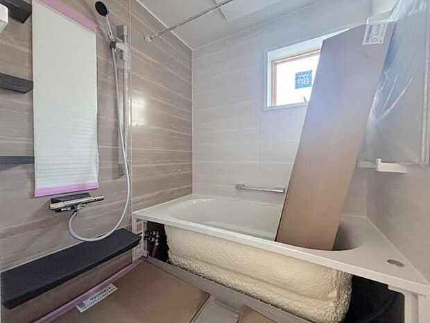 美しいツヤとなめらかな肌ざわり。水や汚れをはじき汚れにくくお掃除ラクラクの浴槽です。(2026年3月撮影)