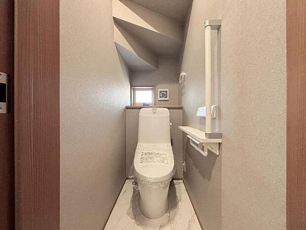 清潔感溢れるトイレ。落ち着いた空間で安らぎのひとときをお過ごしいただけます。