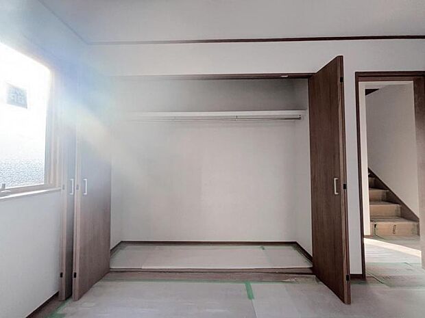 主寝室には壁一面のワイドクローゼットが設置されており、衣類をたくさんお持ちの方には嬉しい空間です。(2026年3月撮影)