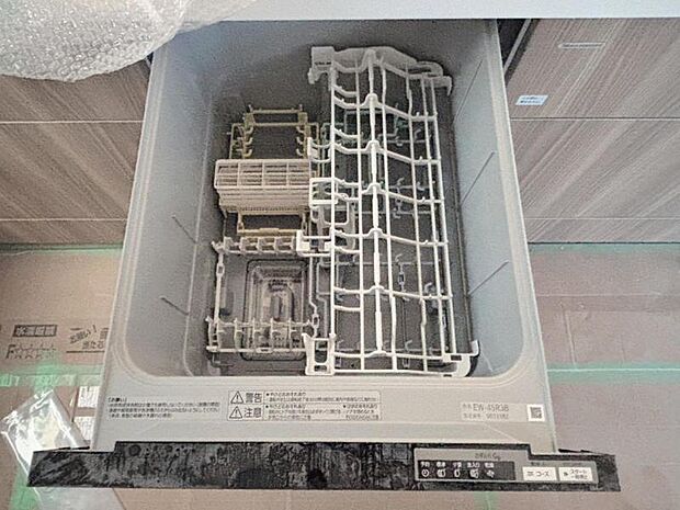 食器洗浄乾燥機を標準装備。作動中は他の家事を並行して進めることができ、家事の時短と負担軽減につながります。高温、高圧水流で洗浄するため、除菌・消臭効果が期待でき、衛生面での安心感が高まります。また、手