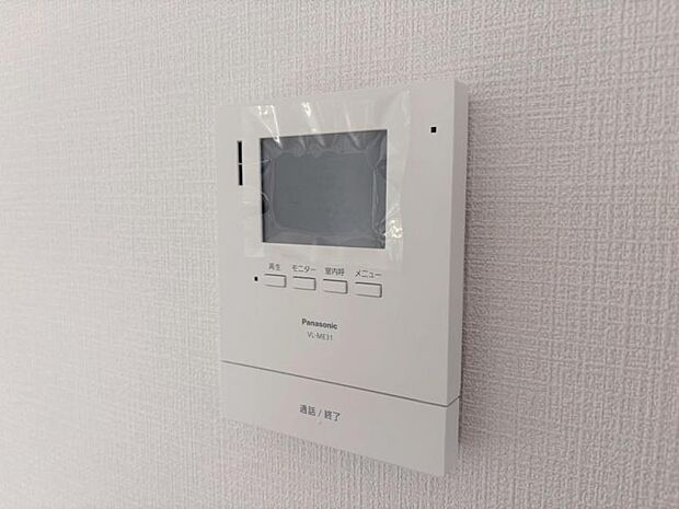 来訪者を鮮明な画像で確認できるTVモニター付インターホン。夜間や天候の悪い日もしっかりとチェック。特に奥様やお子様だけでの在宅が多いご家族は必需品です。録画機能付きなら後からも確認できます。