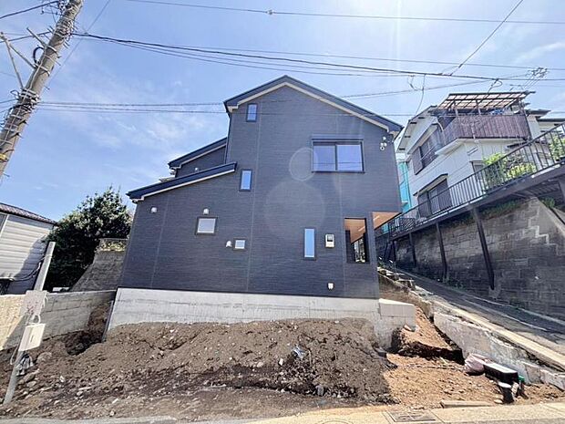 素材の持つ独特な存在感により「永く住み続ける住まい」にふさわしい住宅が完成しました。(2026年4月撮影)