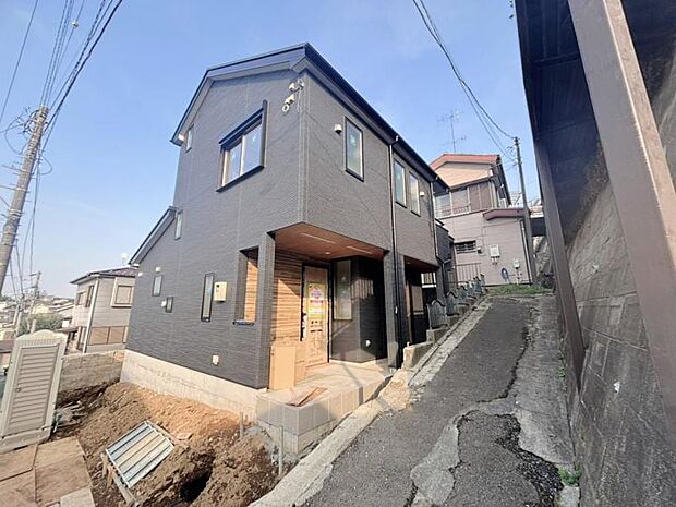 素材の持つ独特な存在感により「永く住み続ける住まい」にふさわしい住宅が完成しました。(2026年3月撮影)