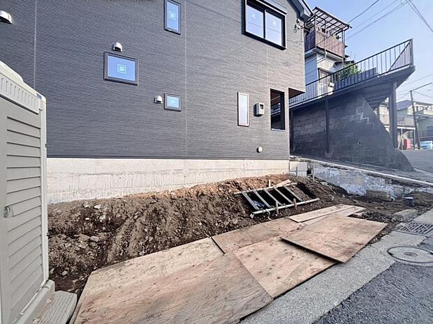 建物につながる駐車スペース。重いものの、荷物の出し入れも安心です。(2026年3月撮影)