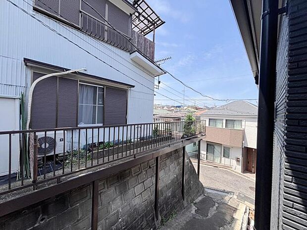 風の通り道。舞い込んでくる風が優しく躍り、室内に爽やかな空気を運んできます。