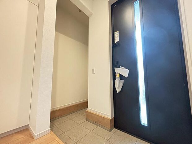 清潔感のある空間を保てるよう、収納スペースを広く設けていますので、玄関をスッキリ綺麗な空間に纏めます。