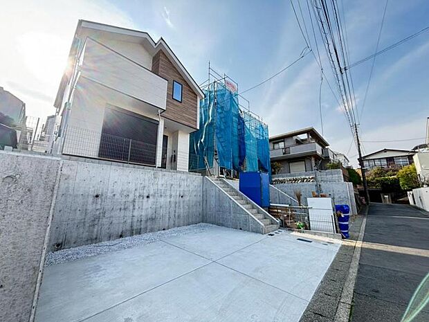 前面道路は約4ｍございます。毎日のお車の出し入れもストレスなく行えます。