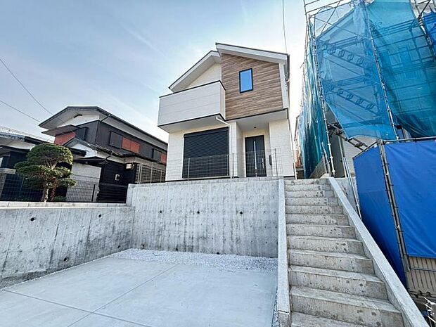 ご両親や友人・知人が訪ねてきても大丈夫。駐車スペース2台分(車種による)を確保してあります。