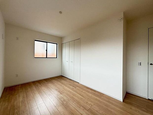 住まう方自身でカスタマイズして頂けるように「シンプル」にデザインされた室内。自由度が高いので家具やレイアウトでお好みの空間を創り上げられます。