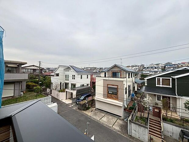 風の通り道。舞い込んでくる風が優しく躍り、室内に爽やかな空気を運んできます。