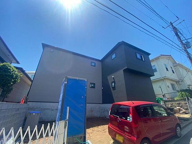 素材の持つ独特な存在感により「永く住み続ける住まい」にふさわしい住宅が完成しました。(2026年5月撮影)
