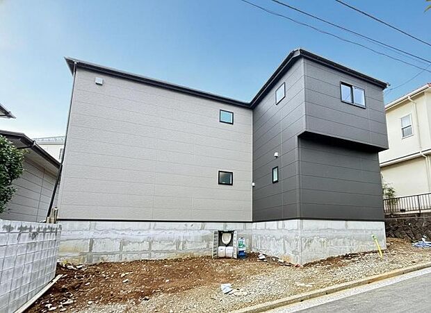 素材の持つ独特な存在感により「永く住み続ける住まい」にふさわしい住宅が完成しました。(2026年6月撮影)