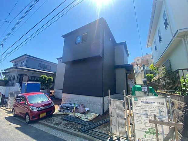 爽やかな青空の下に贅沢なほどに降り注ぐ陽光、豊かな居住性とクオリティが見事に調和した住空間は、住まうことの喜びを感じさせてくれます。(2026年5月撮影)