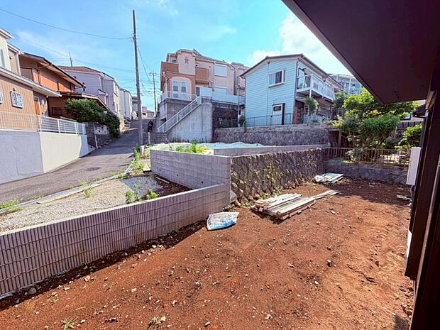 広いお庭で植栽やガーデニングなど、いろいろとお楽しみ頂けます。(2026年6月撮影)