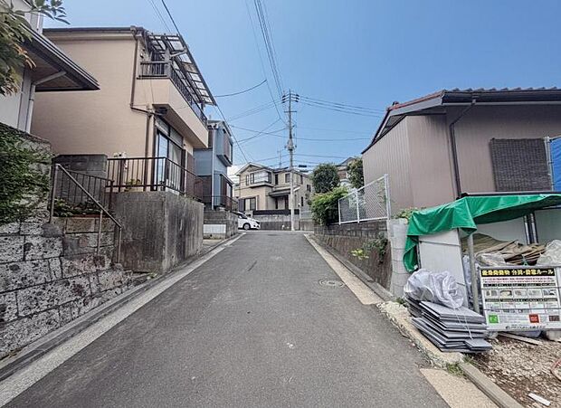 前面道路は約4.4mございますので、毎日のお車の出し入れもストレスなく行えます。(2026年9月撮影)