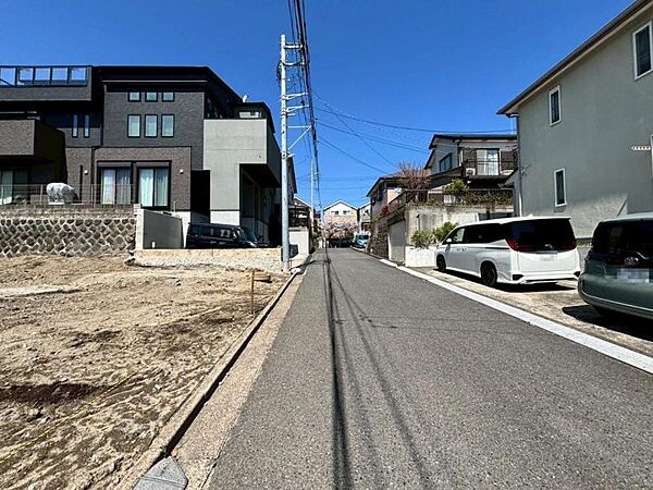 前面道路は約4.9ｍございますので、毎日のお車の出し入れもストレスなく行えます。（2026年4月撮影）