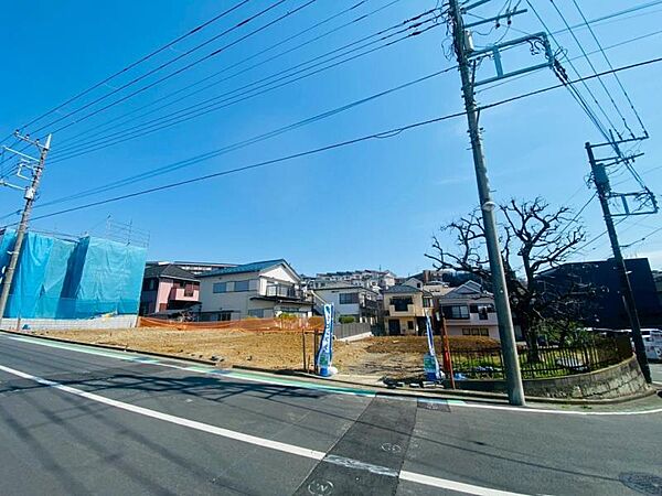 前面道路は約8ｍございますので、毎日のお車の出し入れもストレスなく行えます。（2026年4月撮影）