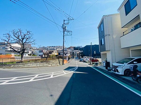 周辺環境や街並みなど、図面だけでは分からない現地の雰囲気もぜひご確認くださいませ。（2026年4月撮影）