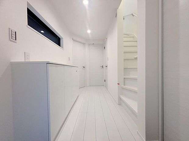 上質感漂う玄関と廊下。安らぎに満ちた生活空間を予感させてくれます。