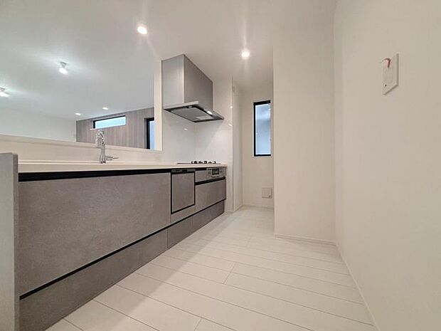 リビング全体が見渡せる対面式システムキッチン。食事の用意をしながら家族との会話も弾み笑顔溢れる空間です。