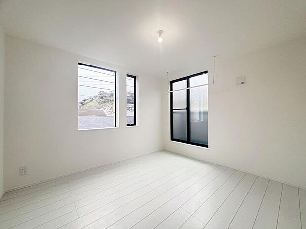 大きな窓からたっぷりと陽光が注がれる明るい空間。自由度が高いので家具のレイアウトでお好みの空間を創りだせます。