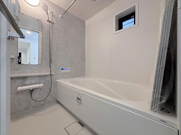 1坪タイプのゆったりとした浴室で寛ぎのお風呂時間を。雨のお洗濯に威力を発揮する「浴室換気乾燥機」完備。