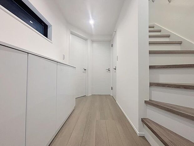 上質感漂う玄関と廊下。安らぎに満ちた生活空間を予感させてくれます。