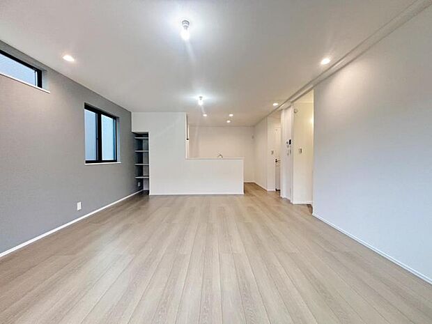 LDKは広々とした空間が広がる20.4帖。足元から温かい床暖房付き。家族みんなが過ごしやすい団らん空間を演出します