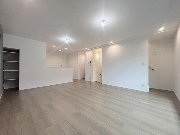 くつろげるリビングは話に夢中になりすぎて、ついつい時間を忘れてしまう。そんな束の間の幸せを感じさせてくれる場所です。