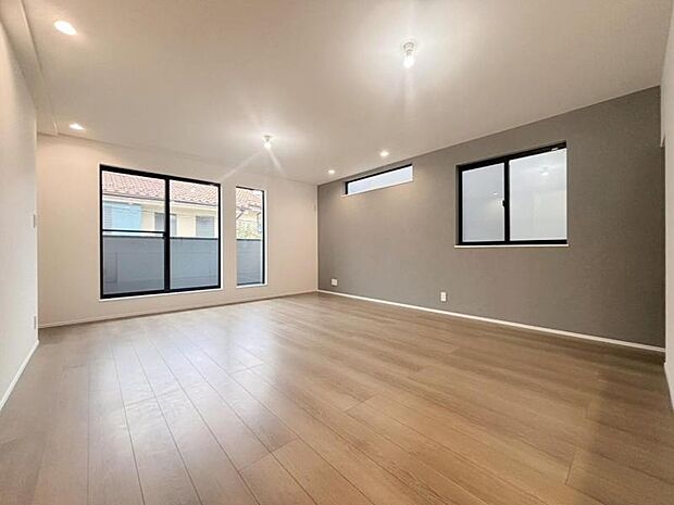 光と風があふれる開放的なリビングダイニングには、自然と家族みんなが集まってきます。