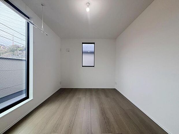 大きな窓からたっぷりと陽光が注がれる明るい空間。自由度が高いので家具のレイアウトでお好みの空間を創りだせます。