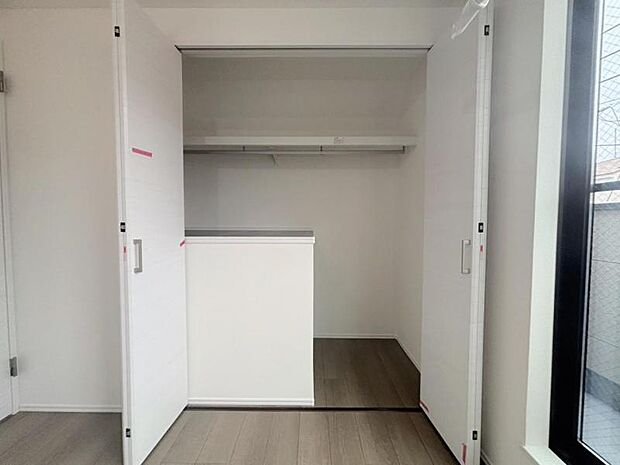 クローゼットには棚やハンガーパイプが付いており、スーツや上着などがスッキリ収納可能です。