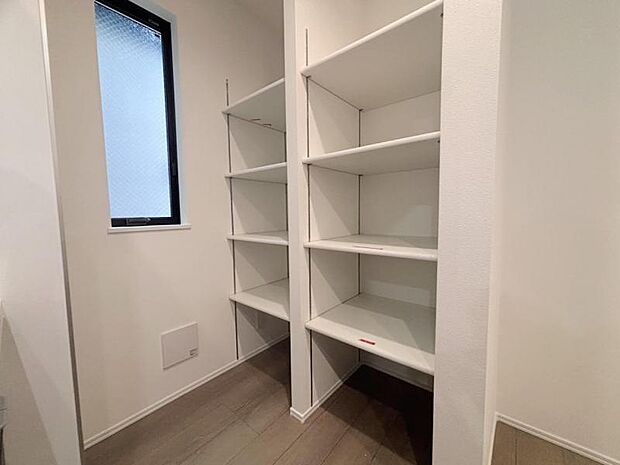 キッチンの背面には、オープンパントリーをご用意。食品ストックや食器のほか、ホットプレートなどの調理家電の収納スペースとしても活用できます。