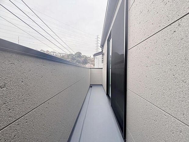 使い易いバルコニー。やわらかな陽射し・心地よい風。どこまでも広がる空の下、限りない開放感を味わえる空間です。