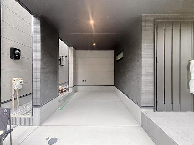 玄関につながる駐車スペースなので、重い荷物の出し入れの負担を最小限に抑えられます。