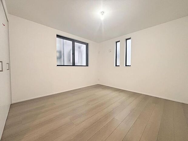 広々した納戸は、充分な収納スペースを確保しており、多目的にお使いいただける便利な空間です。