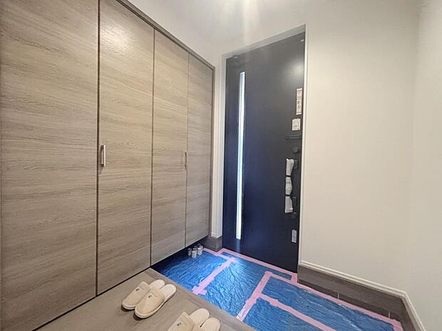 広々とした玄関で大切なお客様をお出迎え。明るく気持ちの良い玄関は気持ちが盛り上がります。