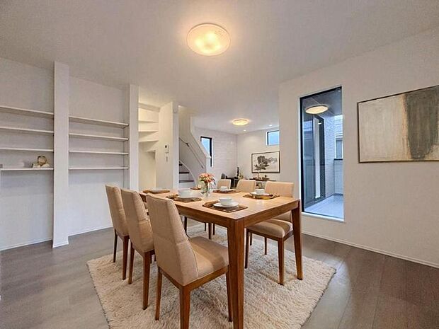 リビング（配置してある家具はCGによるイメージです）ゆったり20.7帖の広々リビング。明るさと風が入る窓配置が安らげる空間を演出します。