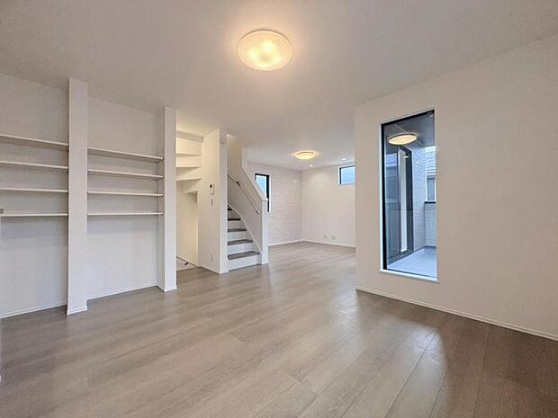 ゆったり20.7帖の広々リビング。明るさと風が入る窓配置が安らげる空間を演出します。